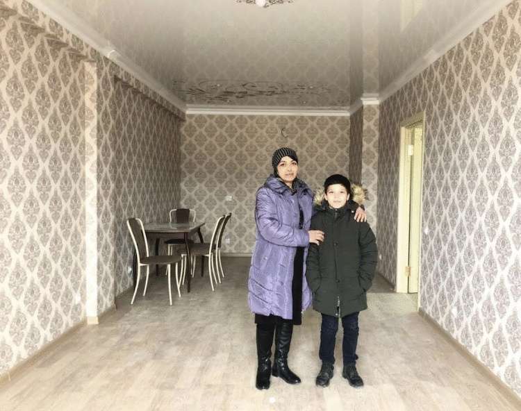 Мэр подарил квартиру ребенку, который подметал улицы ради матери