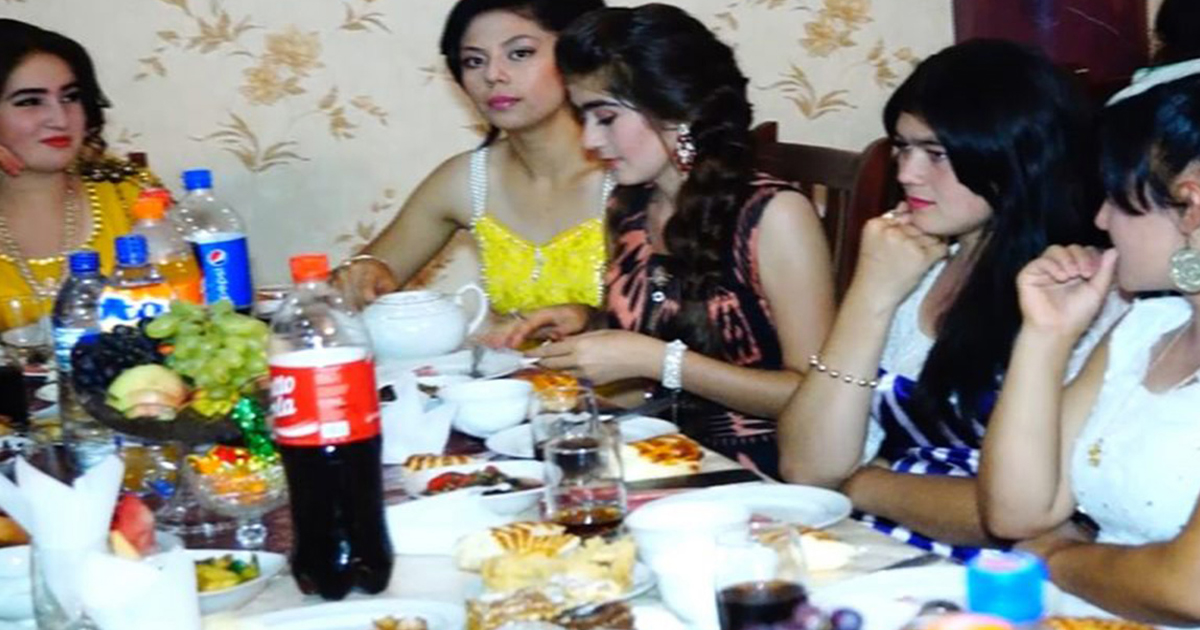 Почему узбекские девушки не имеют права сидеть за одним столом с мужчинами