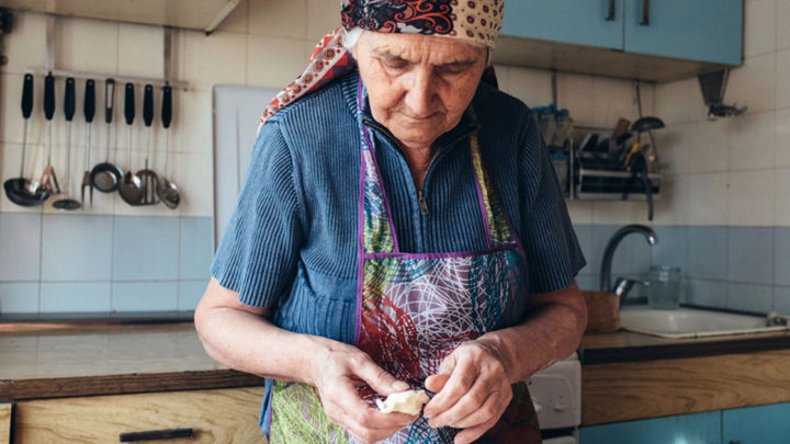 Свекровь заставляет нас кушать подгнившие фрукты и овощи!