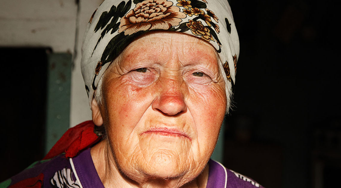 Женщина 80 лет Старая на кровати.