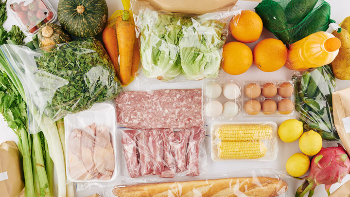 Она подарила нам пакеты продуктов со словами: «Это вам помощь от нас, чтобы вы лучше жили!»